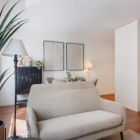 250 @ Arts District Apartman Porto